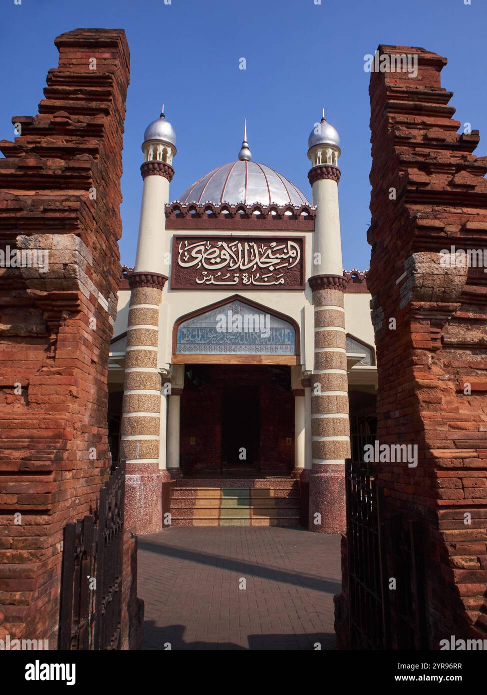 La vista frontale della moschea con calligrafia araba che mostra il suo nome, che si traduce come: "Moschea al Aqso, minareto di Kudus". Foto Stock