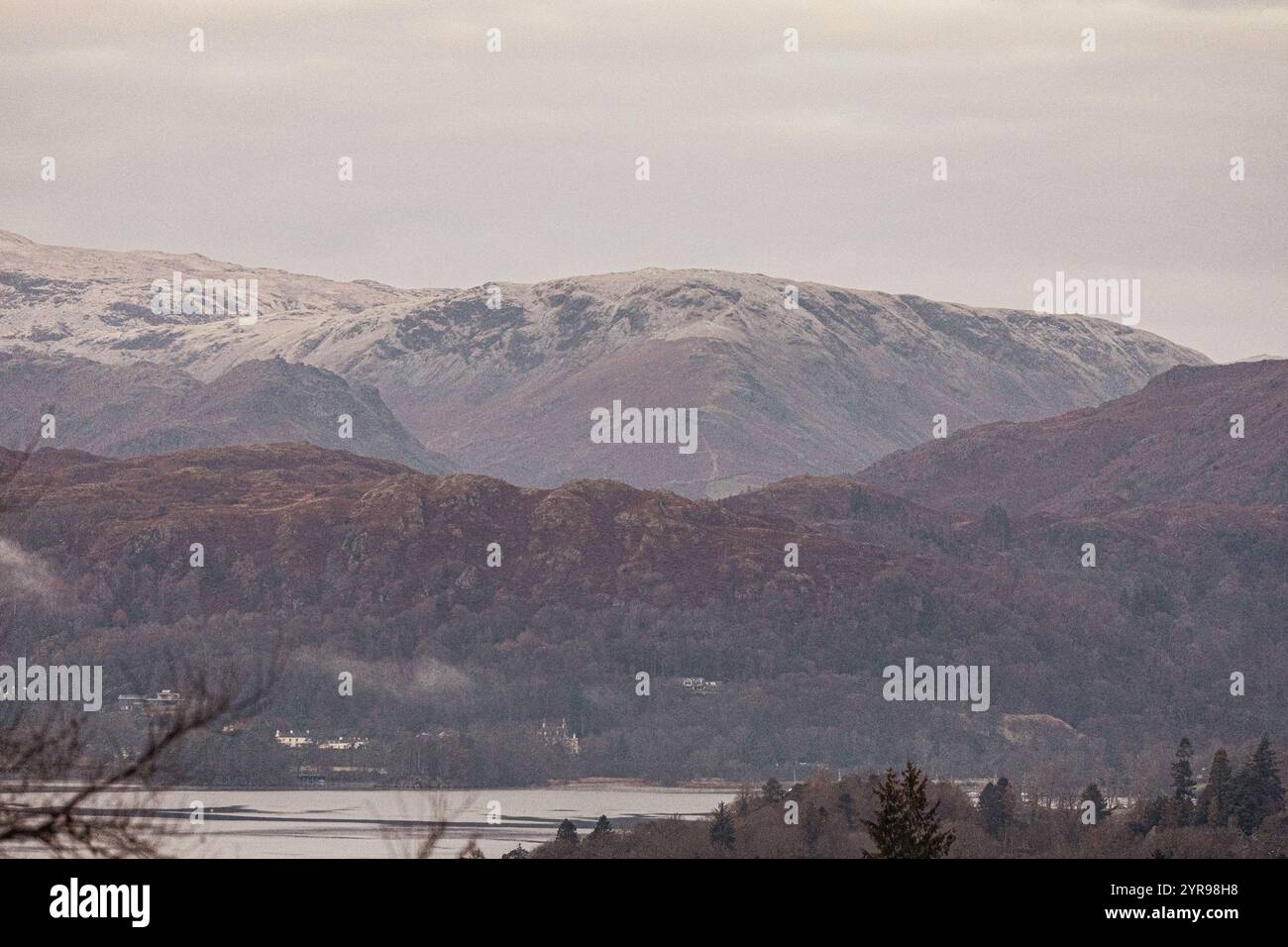 Lago Windermere Regno Unito 3 dicembre Regno Unito Meteo pernottamento spolverando di neve su piume aroound Lago Windermere Cumbria credito: Gordon Shoosmith/Alamy Live News Foto Stock