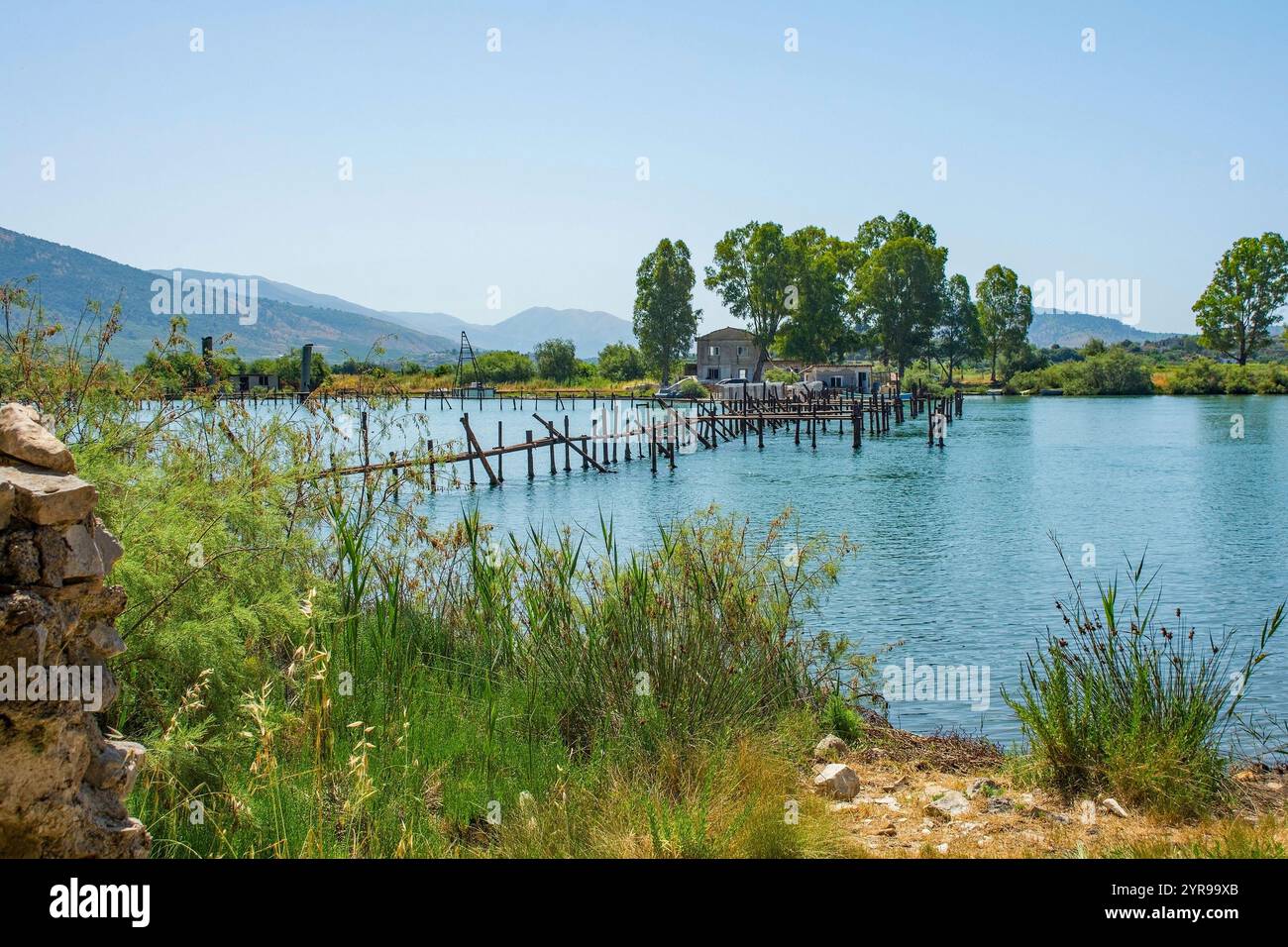 Lago Butrint nel Parco Nazionale di Butrint, Albania. Una laguna di acqua salata collegata al Mar Ionio tramite il Canale di Vivari. Trappole da pesca tradizionali Foto Stock