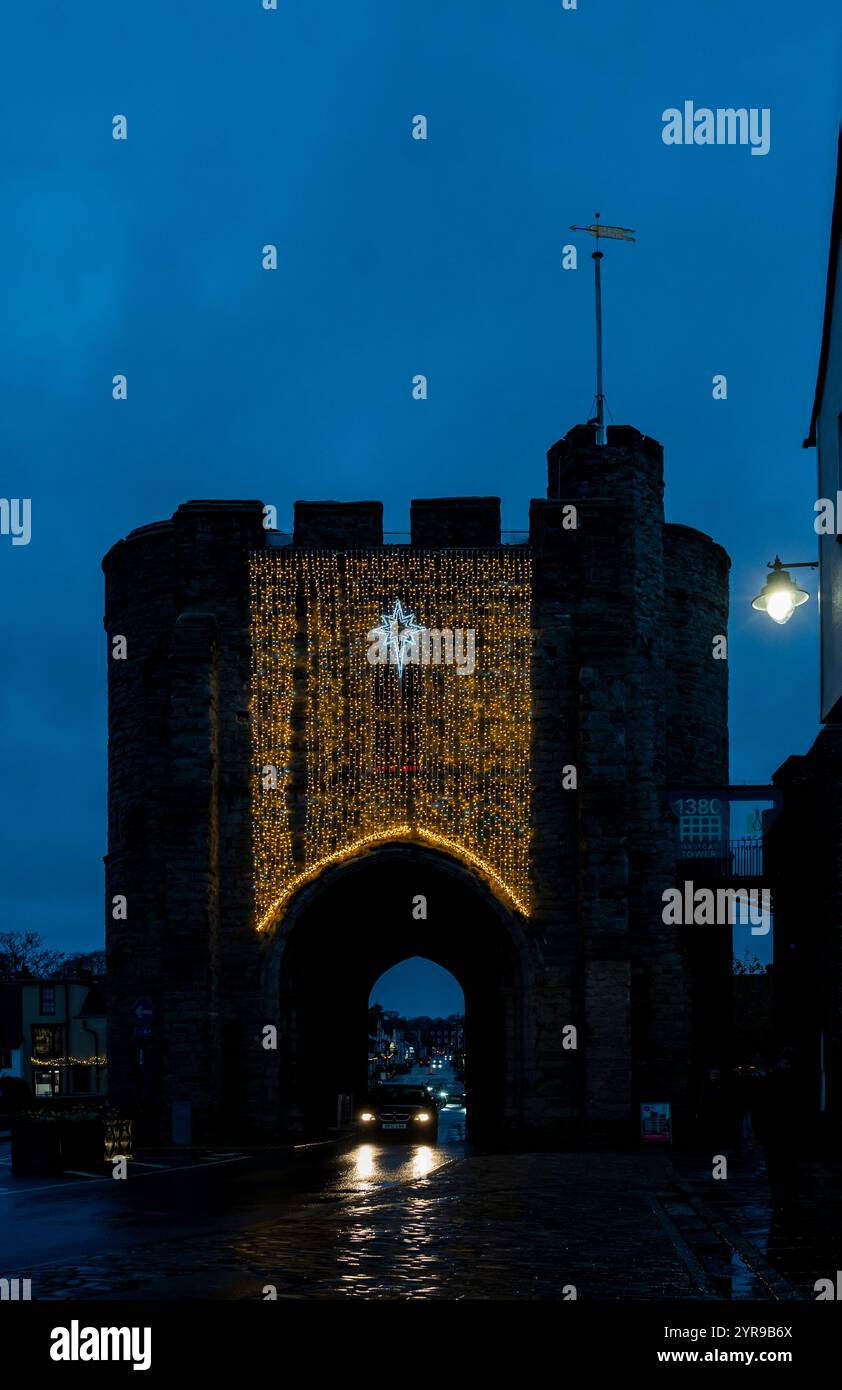 Luci di Natale sulla Westgate. Canterbury è una città e patrimonio dell'umanità dell'UNESCO, nella contea del Kent, in Inghilterra; è stato un borough di contea fino al 1974. Si trova sul fiume Stour. Foto Stock