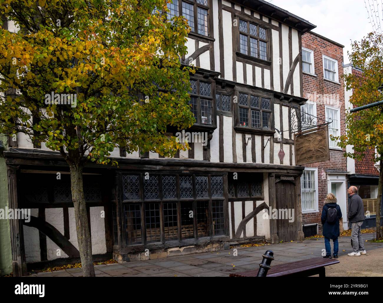 Conquest House in Palace Street, la casa medievale dove si dice che cavalieri assassini abbiano complottato la famigerata morte di Thomas Becket. Canterbury è una città e patrimonio dell'umanità dell'UNESCO, nella contea del Kent, in Inghilterra; è stato un borough di contea fino al 1974. Si trova sul fiume Stour. Foto Stock