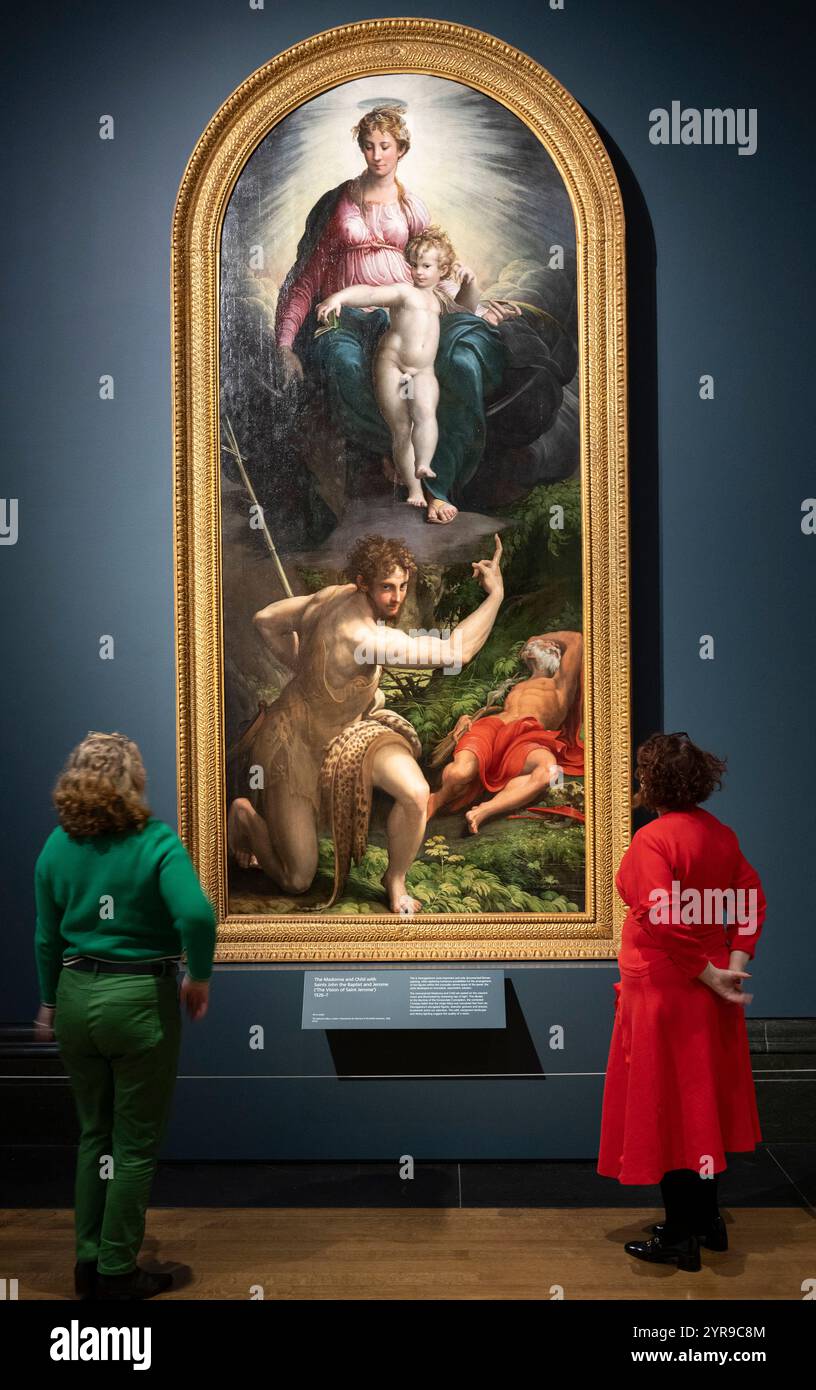 National Gallery, Londra, Regno Unito. 3 dicembre 2024. Parmigianino: La visione di San Girolamo. Nell'ambito del 200° anniversario della Galleria Nazionale, la Madonna con il bambino e i Santi del Parmigianino (1526-7) torna alla vista pubblica per la prima volta in un decennio dopo un meticoloso trattamento di conservazione. Capolavoro della pittura italiana del XVI secolo, fu presentato alla Galleria nel 1826, due anni dopo la sua fondazione. Conosciuta anche come la visione di San Girolamo, la pala d'altare è esposta per la prima volta accanto a una selezione di importanti disegni preparatori. Credito: Malcolm Park/Alamy Live Foto Stock