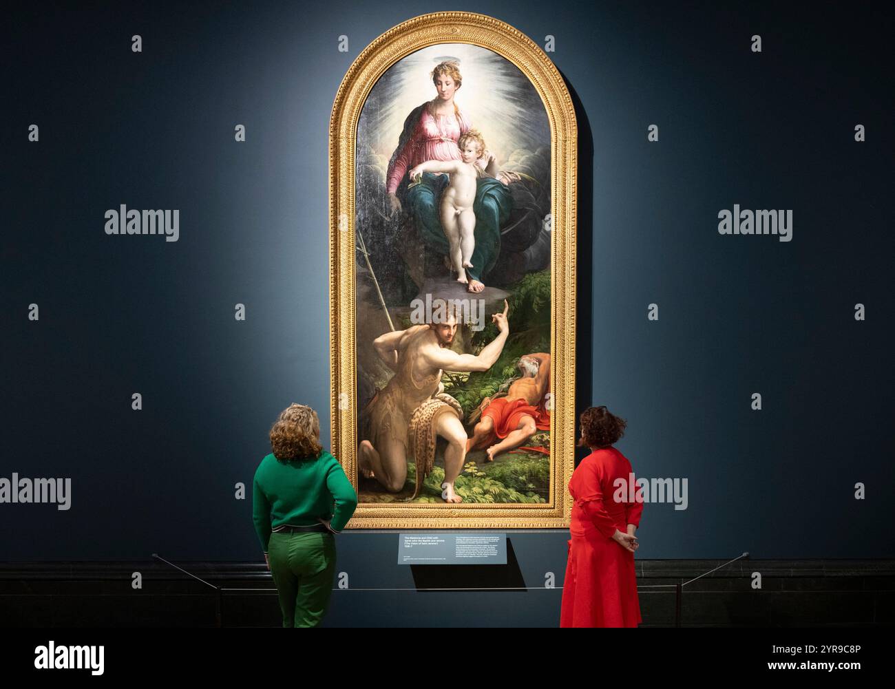 National Gallery, Londra, Regno Unito. 3 dicembre 2024. Parmigianino: La visione di San Girolamo. Nell'ambito del 200° anniversario della Galleria Nazionale, la Madonna con il bambino e i Santi del Parmigianino (1526-7) torna alla vista pubblica per la prima volta in un decennio dopo un meticoloso trattamento di conservazione. Capolavoro della pittura italiana del XVI secolo, fu presentato alla Galleria nel 1826, due anni dopo la sua fondazione. Conosciuta anche come la visione di San Girolamo, la pala d'altare è esposta per la prima volta accanto a una selezione di importanti disegni preparatori. Credito: Malcolm Park/Alamy Live Foto Stock