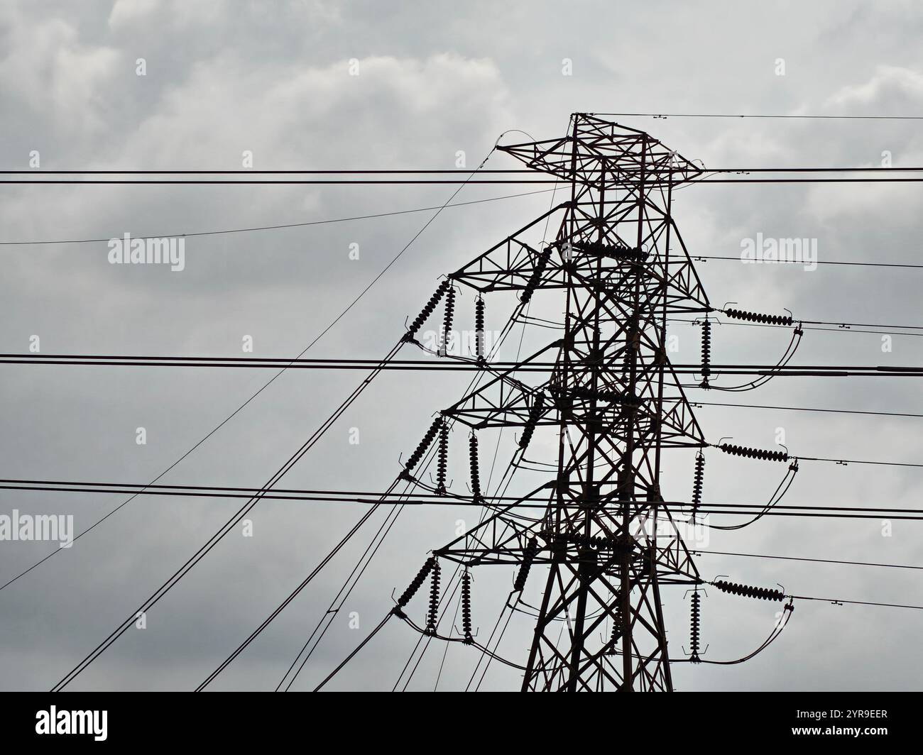 Torre di telecomunicazione e cavi Foto Stock