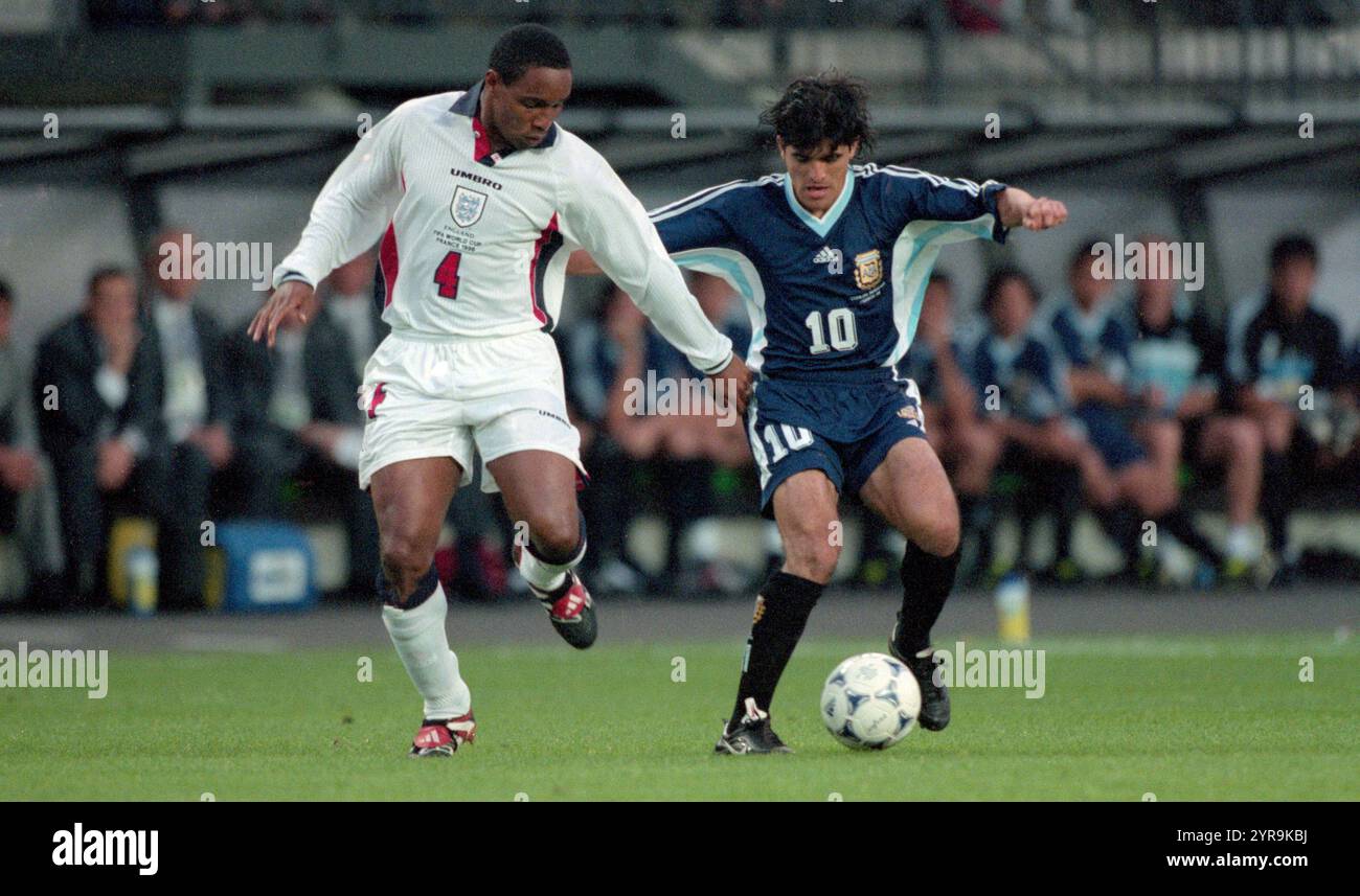 Firo : 30.06.1998 calcio: Calcio: Archivio foto, archivio foto, archivio immagini, Coppa del mondo 1998 98 in Francia fase KO round di 16 Argentina - Inghilterra 4:3 in duelli di rigore (LR) Paul Ince contro Ariel Ortega Foto Stock