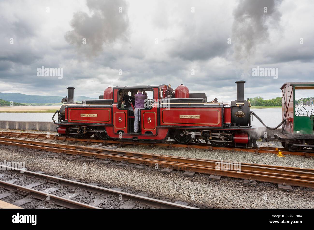 Double Fairlie 'David Lloyd George', costruito nel 1992, a vapore alla stazione di Porthmadog sulla Festiniog Railway, Gwynedd, Galles Foto Stock