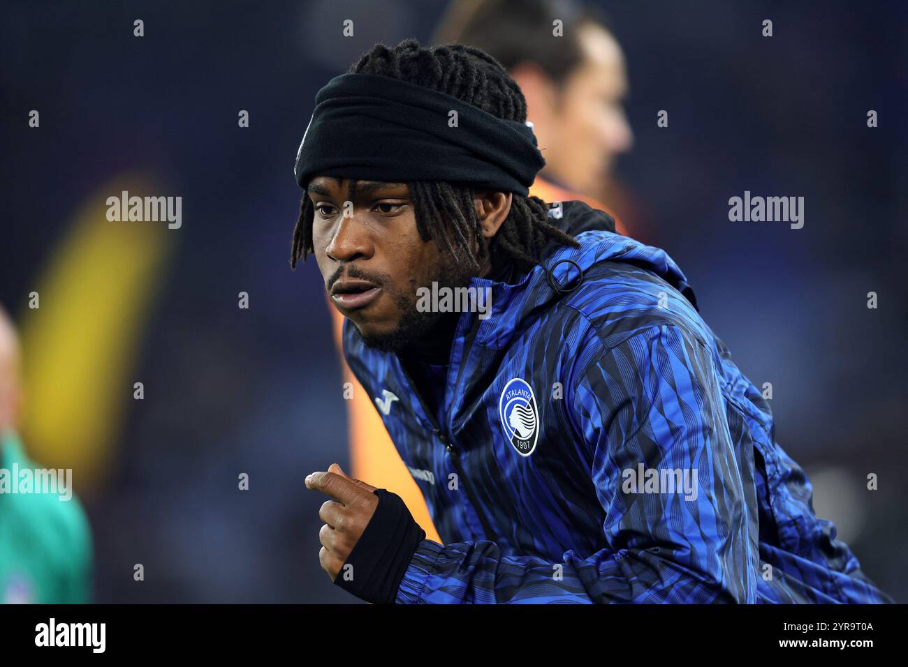 Roma, Italia. 2° dic, 2024. Ademola Lookman dell'Atalanta si scalda durante il campionato italiano di serie A partita di calcio tra AS Roma e Atalanta Foto Stock