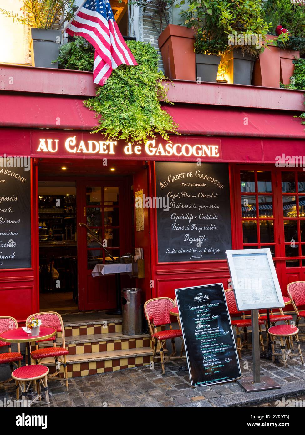 Cafe Paris Nighttime, Au Cadet de Gascogne, Place du Tertre, Montmartre, Parigi, Francia, Europa, UE. Foto Stock