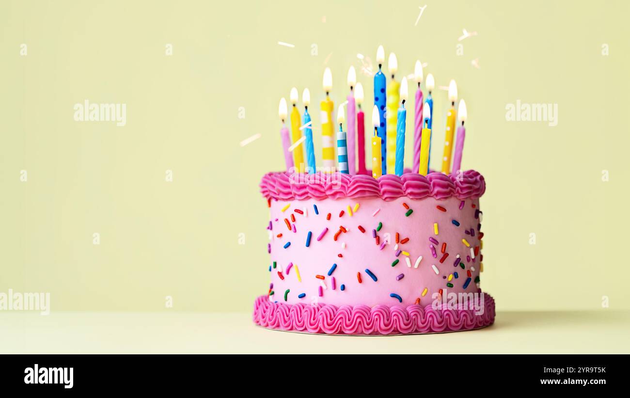Torta di compleanno rosa con tante candele colorate Foto Stock