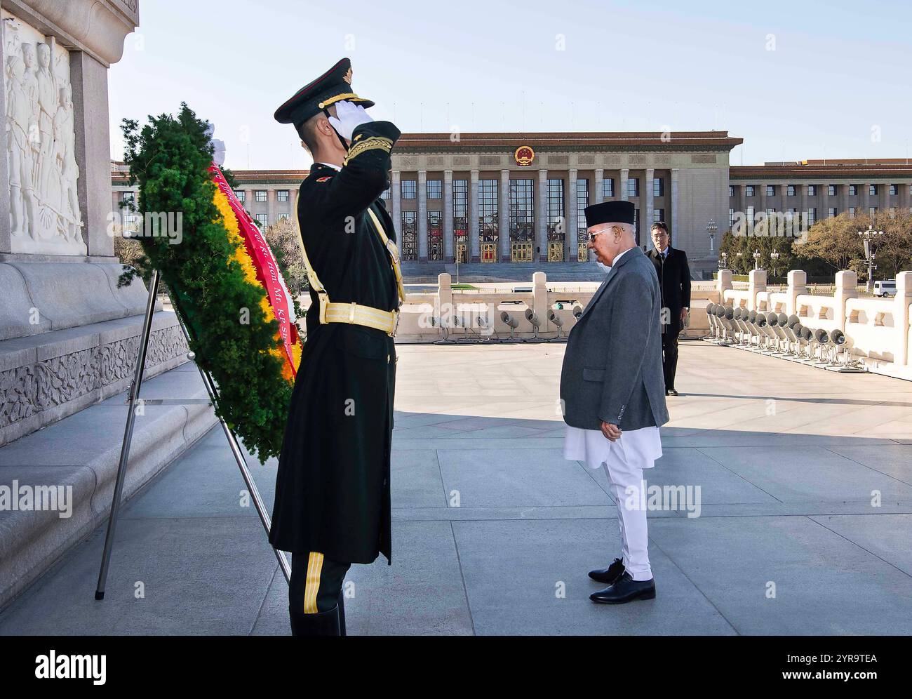 Pechino, Cina. 3 dicembre 2024. Il primo ministro del Nepal KP Sharma oli posa una corona presso il Monumento agli eroi del popolo in Piazza Tian'anmen a Pechino, capitale della Cina, il 3 dicembre 2024. Crediti: Li Tao/Xinhua/Alamy Live News Foto Stock