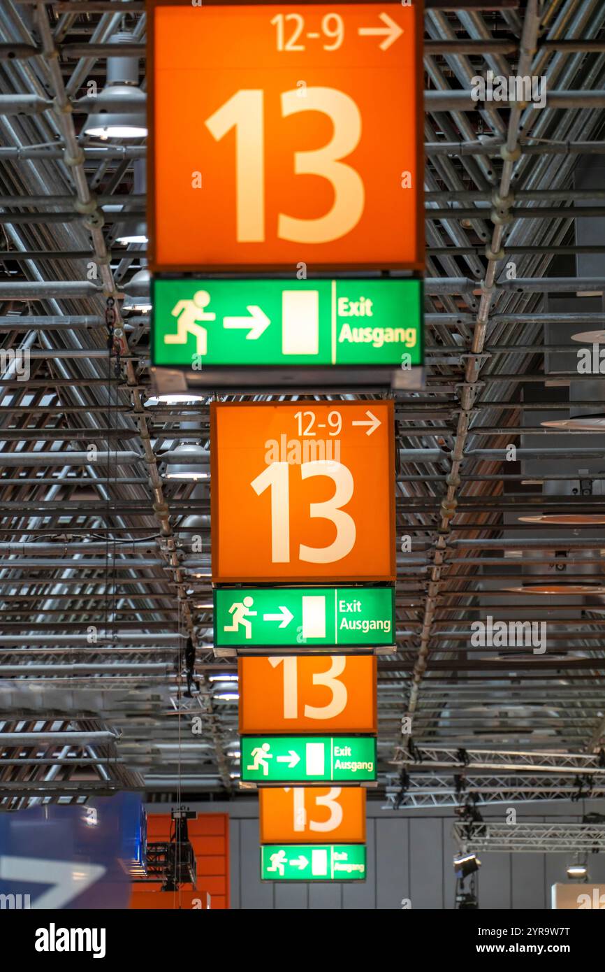 Fiera di immagine simbolica, esposizione, fiera, fiera pubblica, sala espositiva, padiglione 13, indicazioni per le altre sale, uscita di emergenza, Germania, Foto Stock