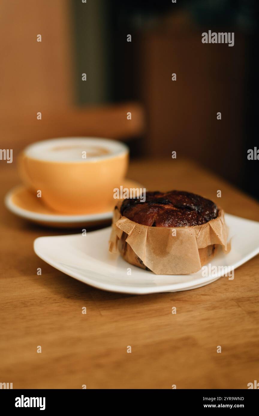 CANNELLA BUN E LATTE SUL TAVOLO. Foto di alta qualità Foto Stock