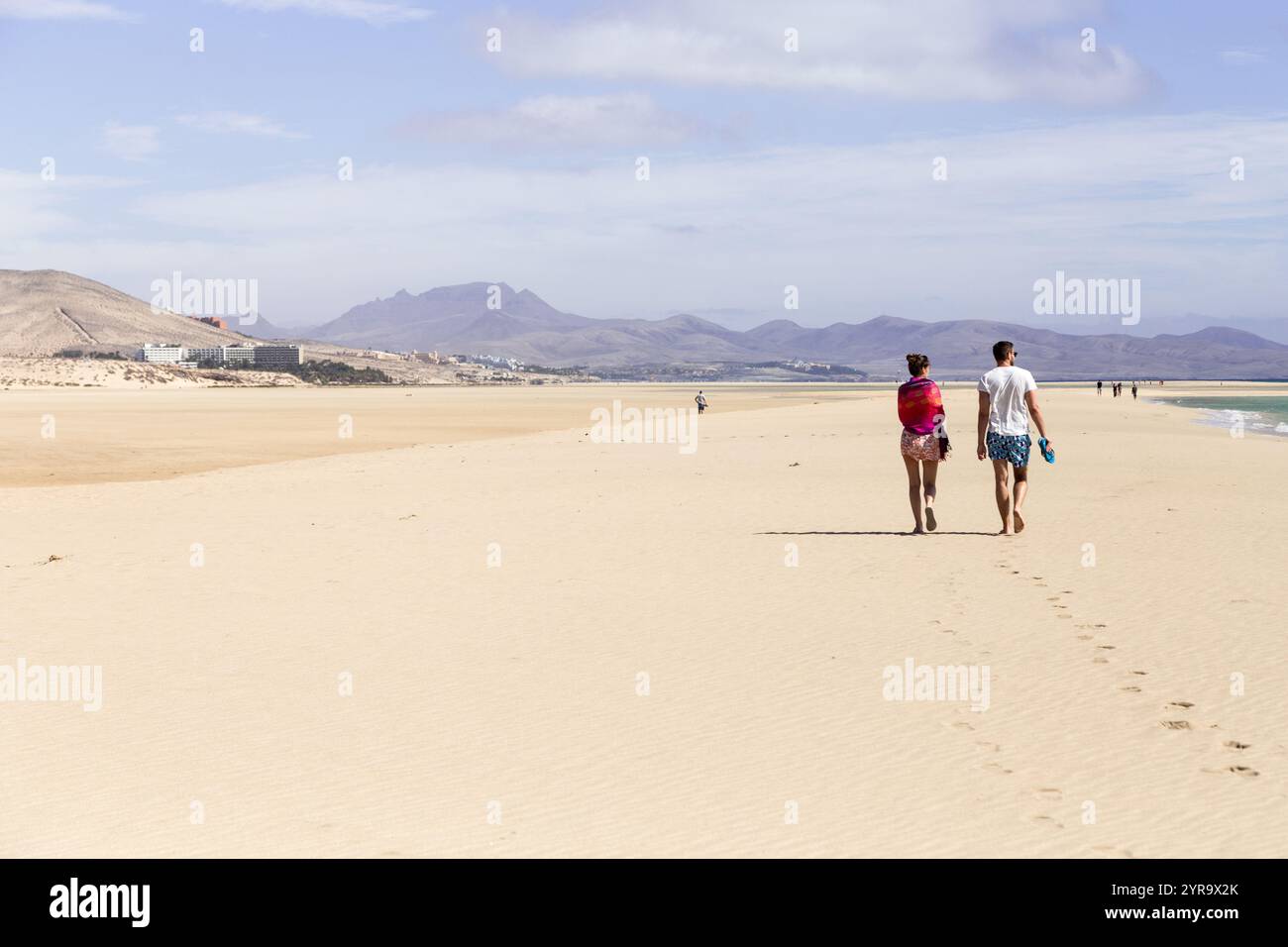 Passeggiata romantica sull'ampia spiaggia di Fuerteventura. Foto Stock