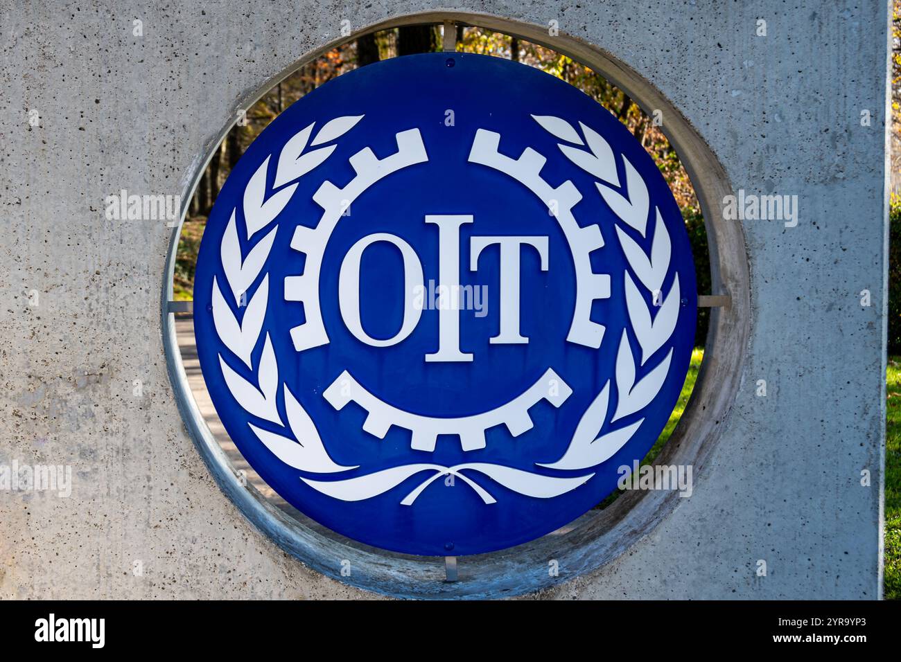 Logo all'ingresso della sede dell'Organizzazione internazionale del lavoro (OIL o OIT), un'agenzia specializzata delle Nazioni Unite, Ginevra, Svizzera Foto Stock