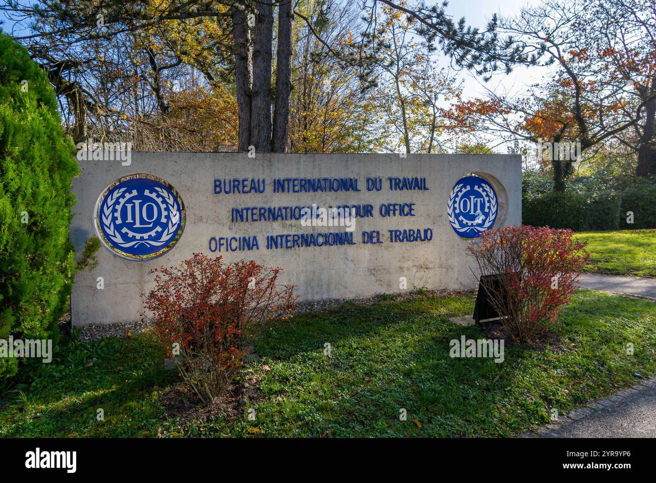 Cartello all'ingresso della sede dell'Organizzazione internazionale del lavoro (OIL o OIT), un'agenzia specializzata delle Nazioni Unite, Ginevra, Svizzera Foto Stock