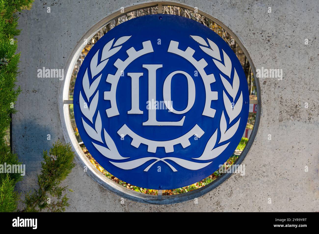 Logo all'ingresso della sede dell'Organizzazione internazionale del lavoro (OIL o OIT), un'agenzia specializzata delle Nazioni Unite, Ginevra, Svizzera Foto Stock