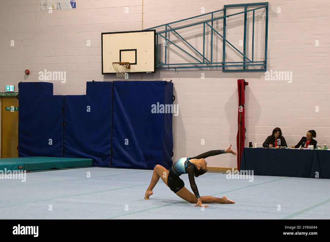 Ragazze che gareggiano nella ginnastica scolastica del 13° anno nel Surrey Foto Stock