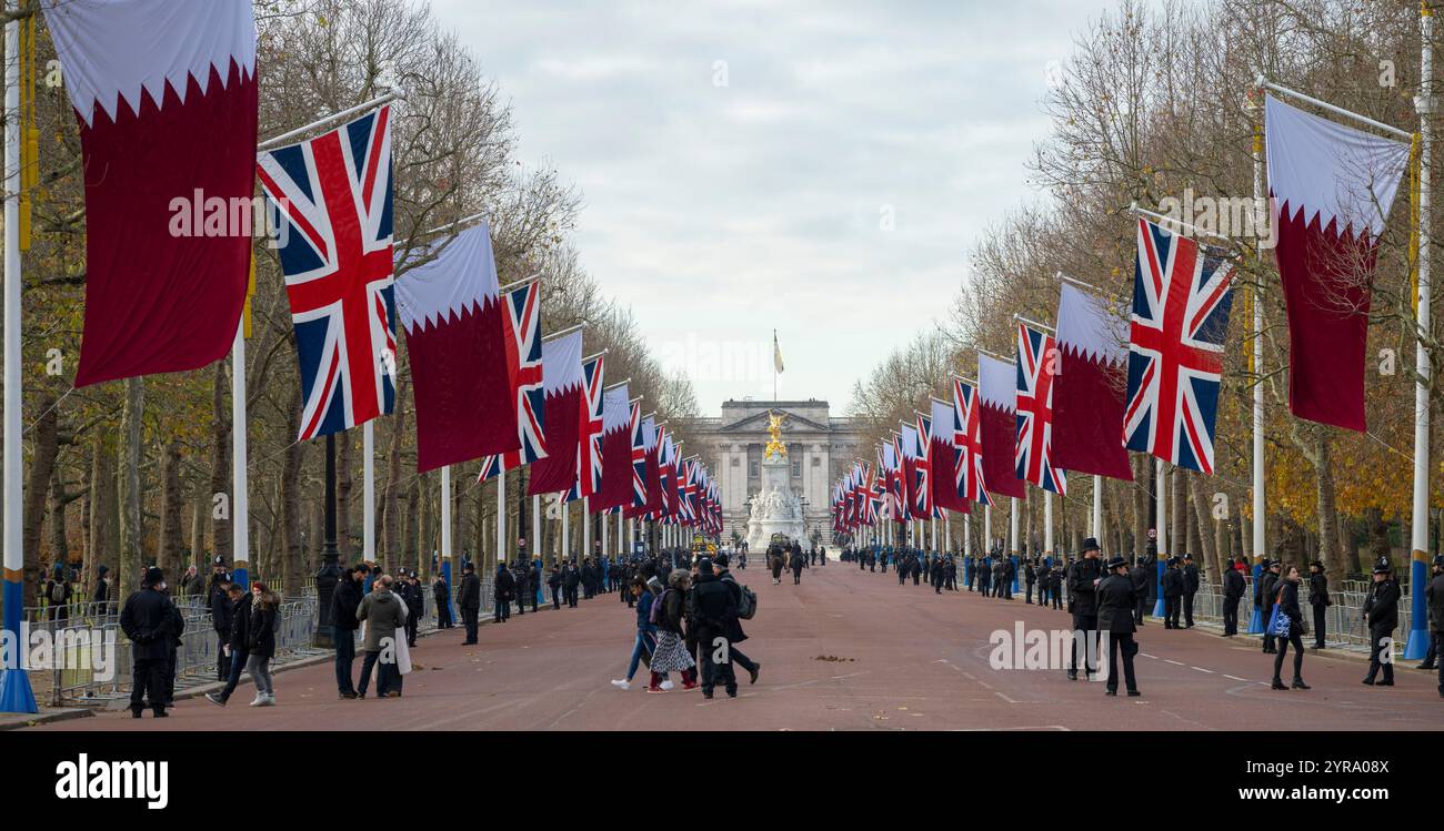 The Mall, Londra, Regno Unito. 3 dicembre 2024. Le bandiere del Qatar e dell'Unione fiancheggiano il Mall la mattina della visita di Stato dell'emiro del Qatar, lo sceicco Tamim bin Hamad al-Thani. Questa è stata annunciata come l'ultima visita di stato al Mall fino al 2027 a causa di importanti lavori di ristrutturazione all'interno di Buckingham Palace, ulteriori visite statali avranno luogo al Castello di Windsor. Crediti: Malcolm Park/Alamy Live News Foto Stock