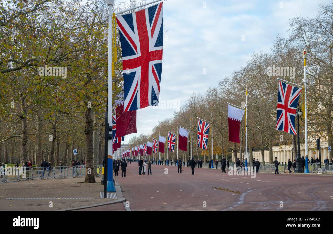 The Mall, Londra, Regno Unito. 3 dicembre 2024. Le bandiere del Qatar e dell'Unione fiancheggiano il Mall la mattina della visita di Stato dell'emiro del Qatar, lo sceicco Tamim bin Hamad al-Thani. Questa è stata annunciata come l'ultima visita di stato al Mall fino al 2027 a causa di importanti lavori di ristrutturazione all'interno di Buckingham Palace, ulteriori visite statali avranno luogo al Castello di Windsor. Crediti: Malcolm Park/Alamy Live News Foto Stock