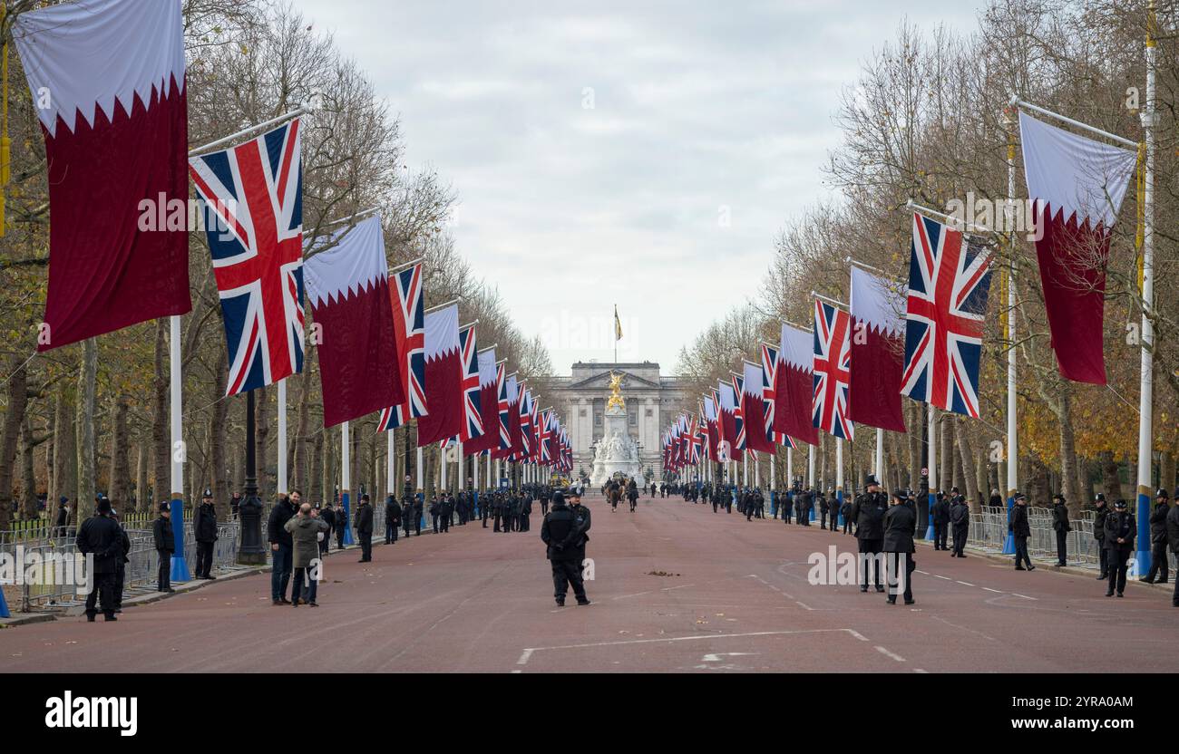 The Mall, Londra, Regno Unito. 3 dicembre 2024. Le bandiere del Qatar e dell'Unione fiancheggiano il Mall la mattina della visita di Stato dell'emiro del Qatar, lo sceicco Tamim bin Hamad al-Thani. Questa è stata annunciata come l'ultima visita di stato al Mall fino al 2027 a causa di importanti lavori di ristrutturazione all'interno di Buckingham Palace, ulteriori visite statali avranno luogo al Castello di Windsor. Crediti: Malcolm Park/Alamy Live News Foto Stock
