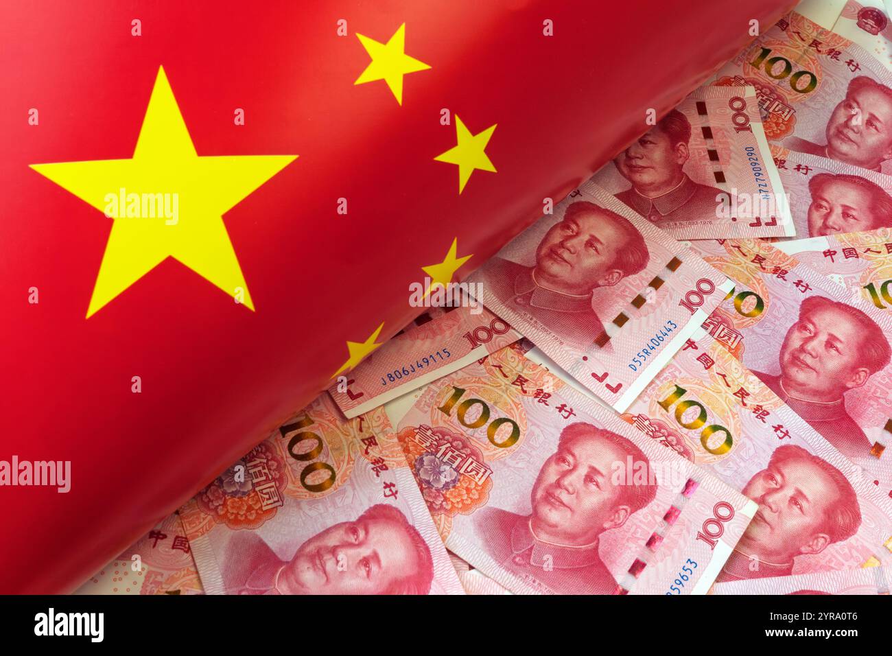 Denaro, valuta della PBOC o banca popolare della cina. Cento yuan cinesi di CNY con una bandiera della Cina. 100 rmb o renminbi, raffigura Pechino econom Foto Stock