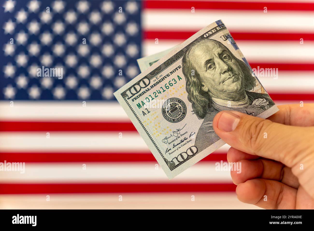 100 dollari con bandiera americana. Tetto del debito, mercato azionario e concetto finanziario. Foto Stock
