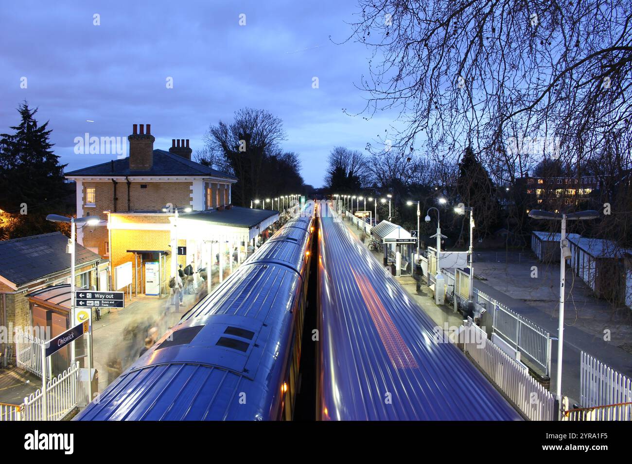 Treni alla stazione ferroviaria di Chiswick Foto Stock