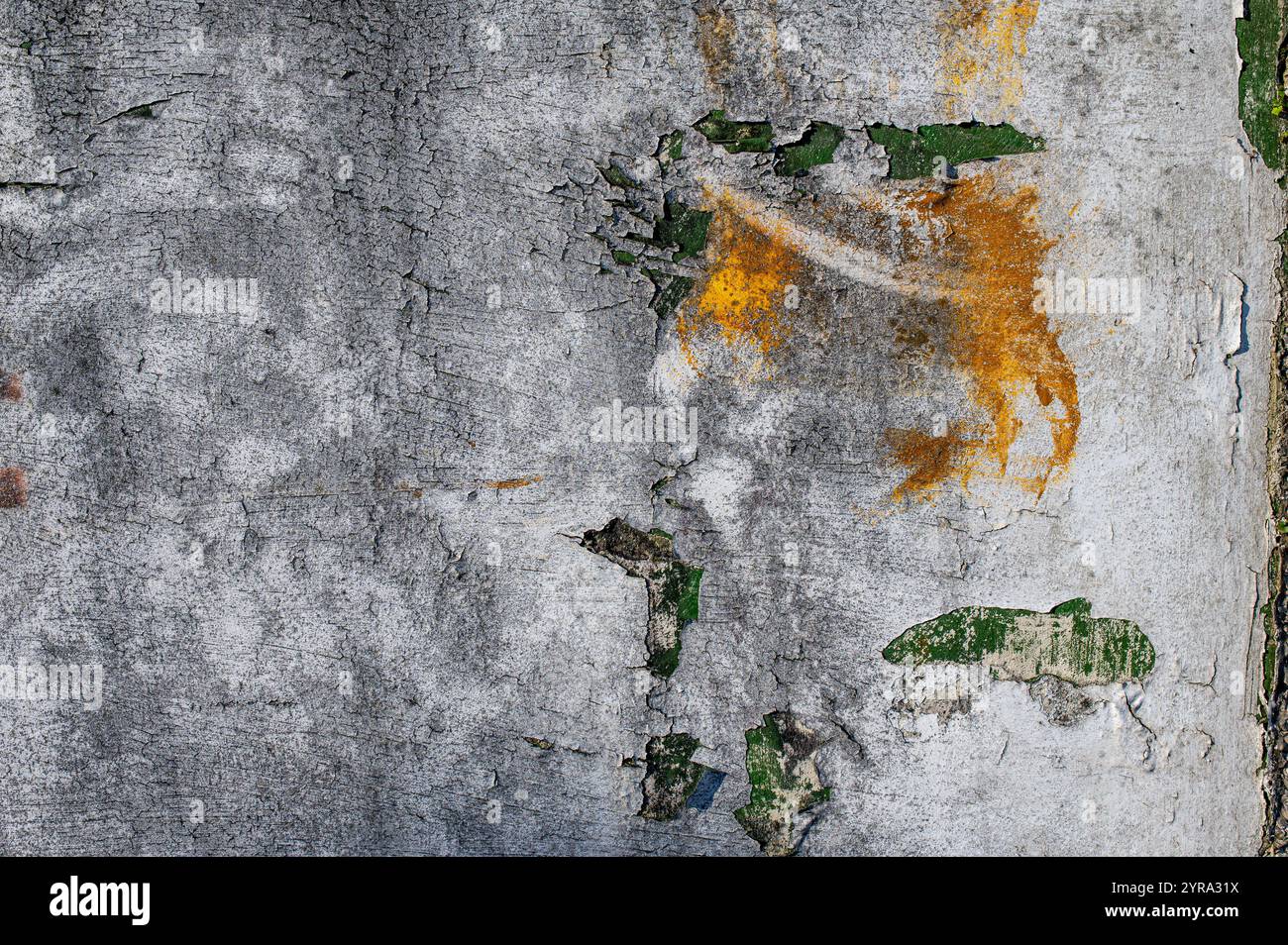 Texture urbana di colori che sbucciano le pareti, grigi, verdi e gialli Foto Stock