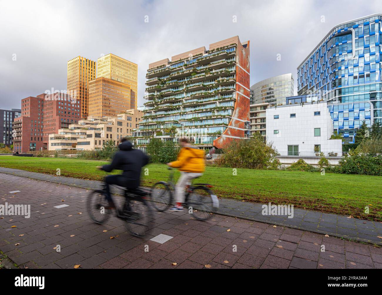 Paesaggio urbano di Amsterdam Zuidas, vivace quartiere finanziario di Amsterdam, conosciuto per la sua architettura futuristica Foto Stock