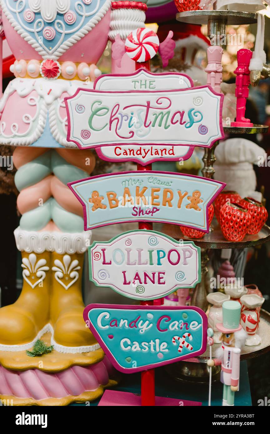 Il cartello e' decorato con uno schema colore rosa e bianco. Polonia, Varsavia 01.12.2024 Foto Stock