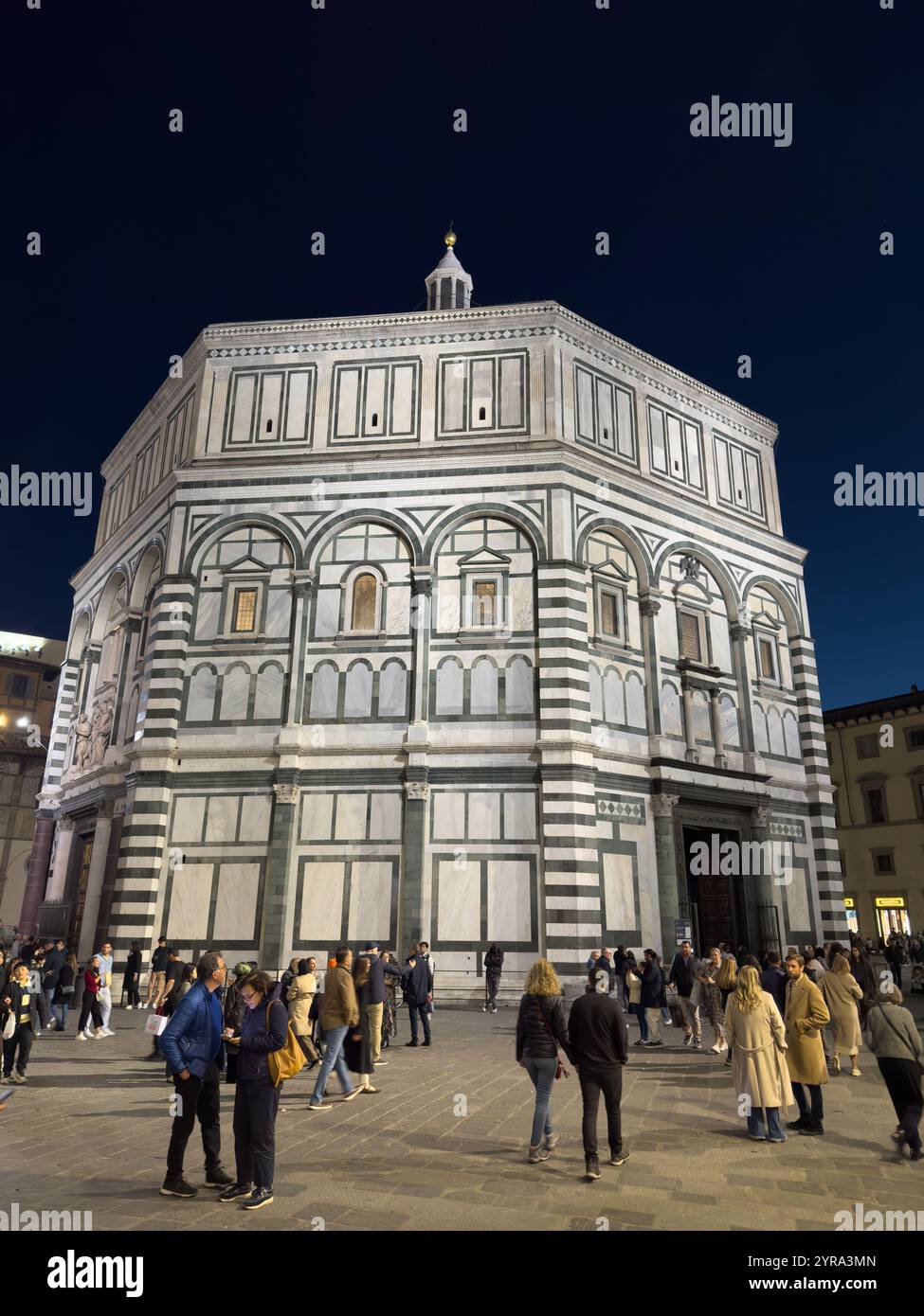 Il Battistero di San Giovanni in Piazza San Giovanni di fronte al Duomo a Firenze. Foto Stock