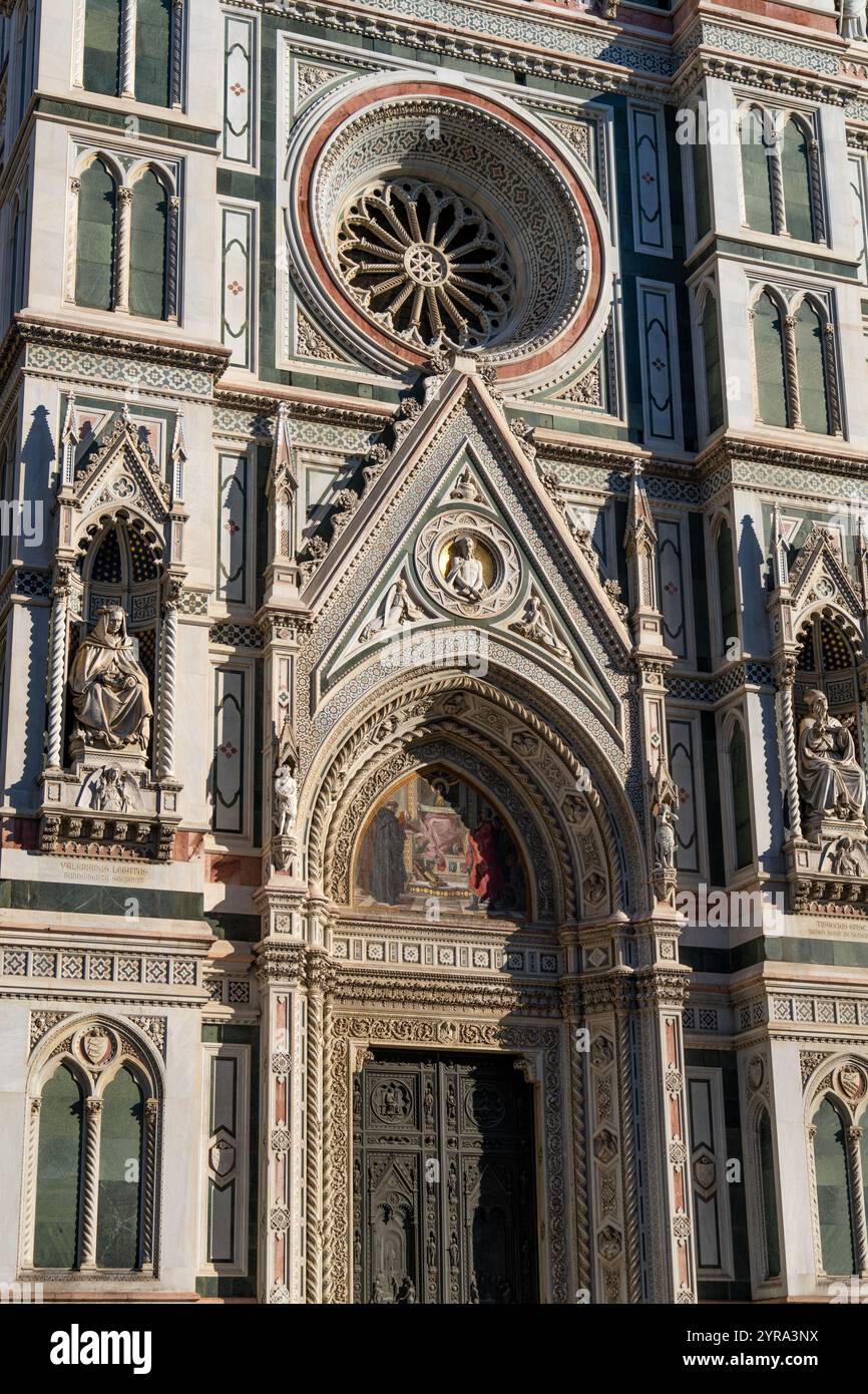 Dettaglio della facciata neoclassica del Duomo di Firenze. Foto Stock