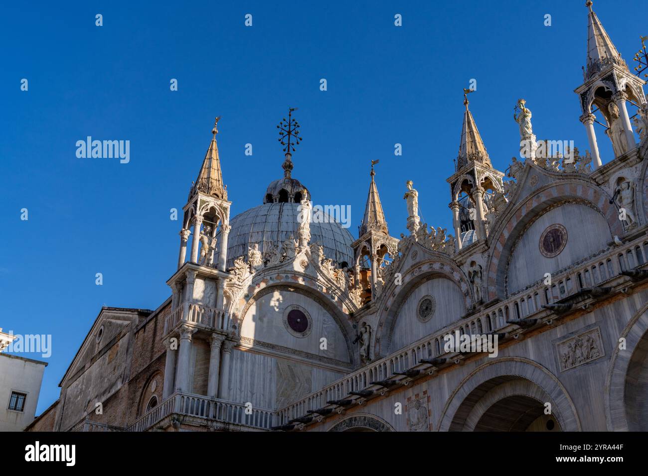 Torri e statue gotiche sul lato nord della basilica di San Marco a Venezia. Foto Stock