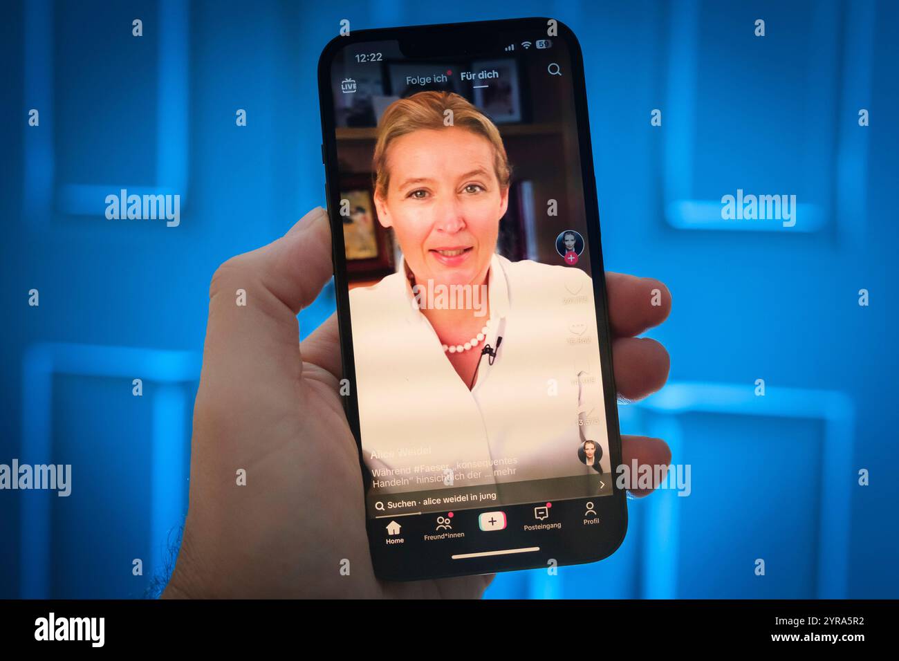 Mano che tiene in mano un cellulare sulla cui esposizione la pagina della politica dell'AFD Alice Weidel può essere vista sulla piattaforma TikTok Foto Stock