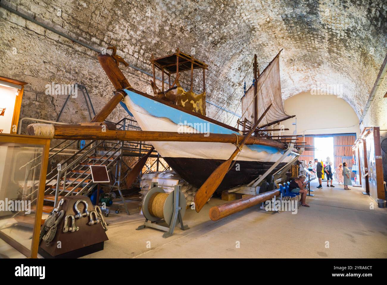 Nave minoica, vista della Minoa, una ricostruzione di una nave minoica del XV secolo a.C. nella mostra di architettura navale tradizionale, Chania Creta Foto Stock
