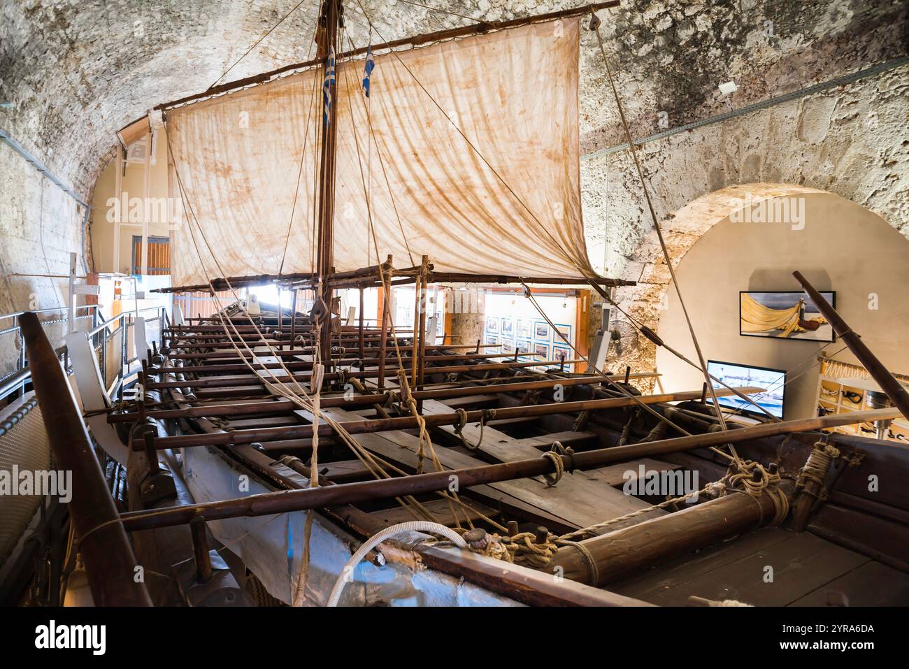 Nave minoica, vista della Minoa, una ricostruzione di una nave minoica del XV secolo a.C. nella mostra di architettura navale tradizionale, Chania Creta Foto Stock
