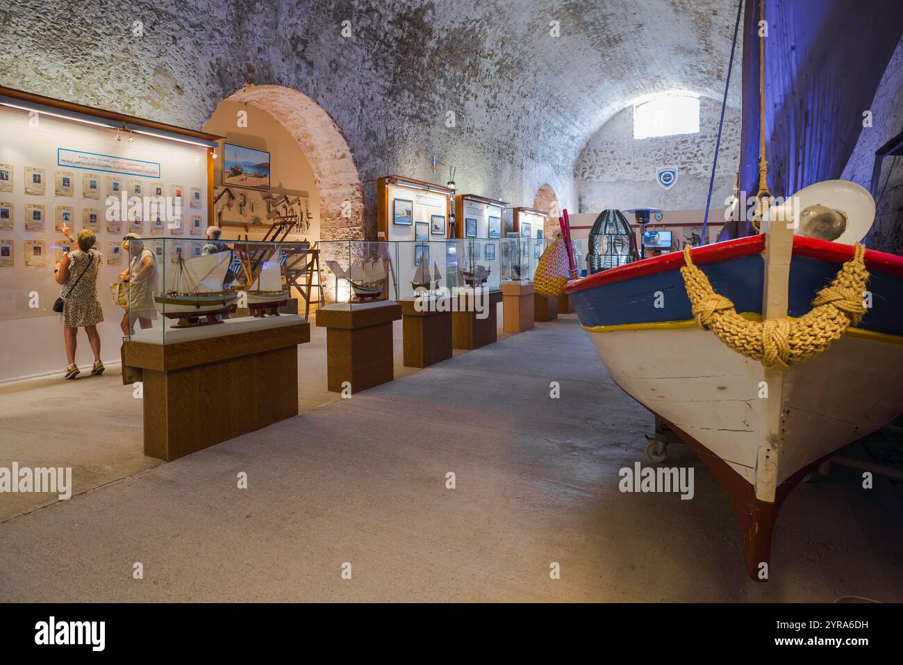 I turisti possono ammirare le mostre all'interno della Mostra di architettura Navale tradizionale, situata all'interno di un antico edificio dell'Arsenali veneziano, Chania (Hania), Creta Foto Stock