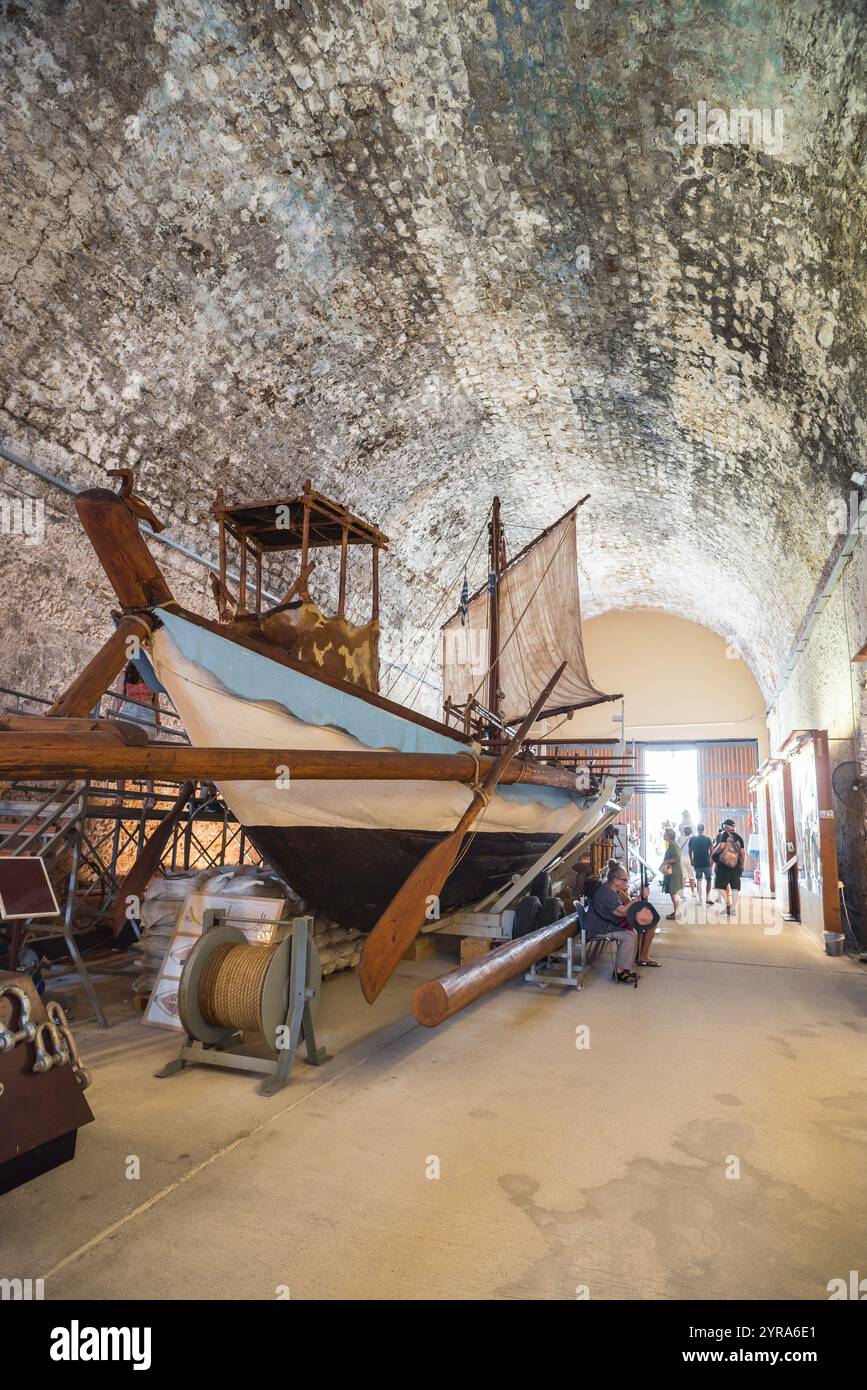 Nave minoica, vista della Minoa, una ricostruzione di una nave minoica del XV secolo a.C. nella mostra di architettura navale tradizionale, Chania Creta Foto Stock