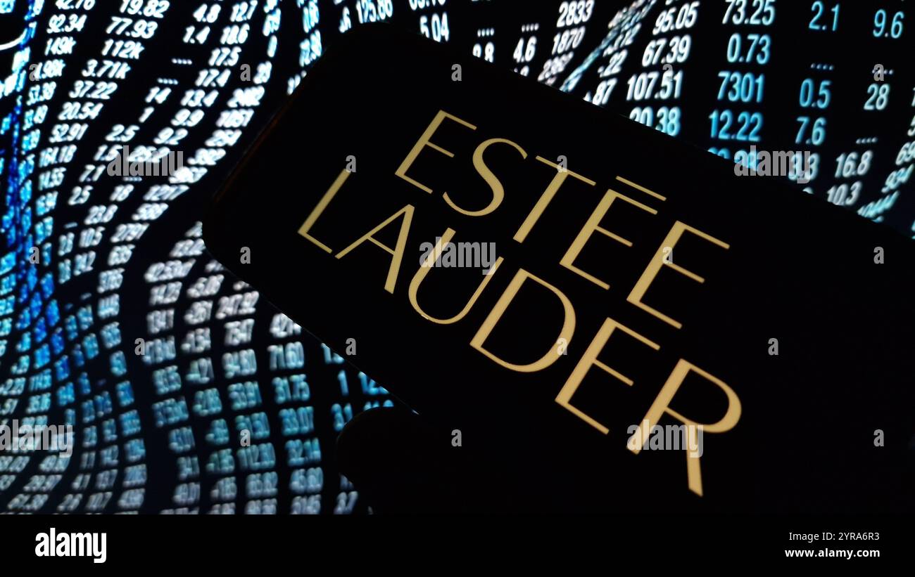 Konskie, Polonia - 2 dicembre 2024: Logo aziendale Estee Lauder visualizzato sul cellulare Foto Stock