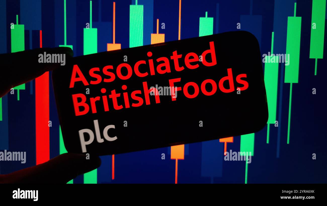 Konskie, Polonia - 2 dicembre 2024: Logo della società Associated British Foods visualizzato sul cellulare Foto Stock