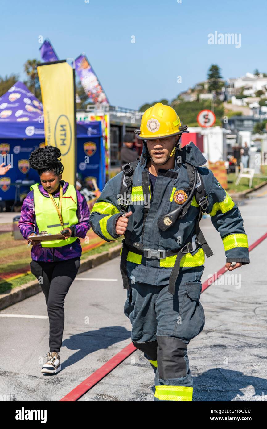 Concorrenti che partecipano al torneo South Africa Harghest Firefighter Alive a Santos Beach a Mossel Bay, Sudafrica Foto Stock