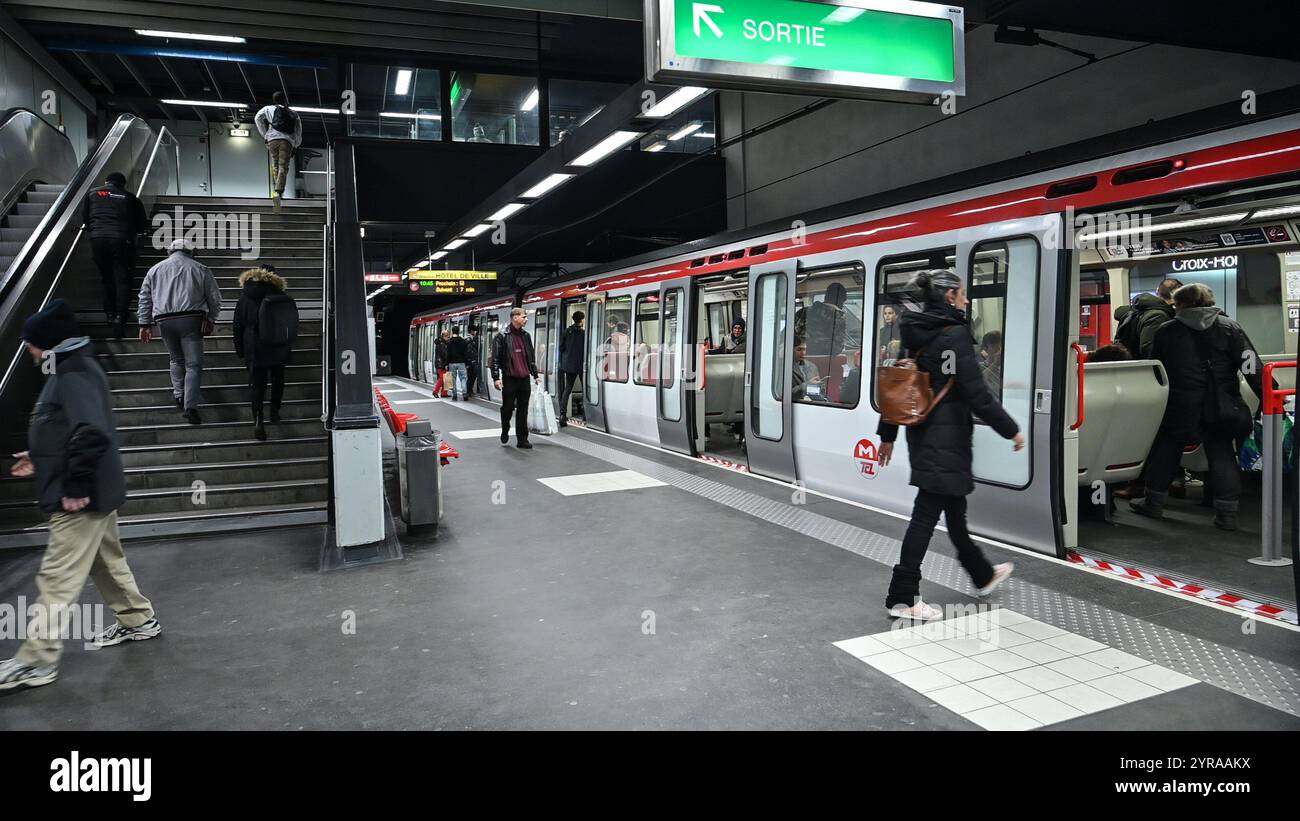 Lione, quartiere di Croix-Rousse (Francia centro-orientale): Passeggeri alla stazione della metropolitana di Croix-Rousse, linea C. treno in attesa di partenza con doo Foto Stock