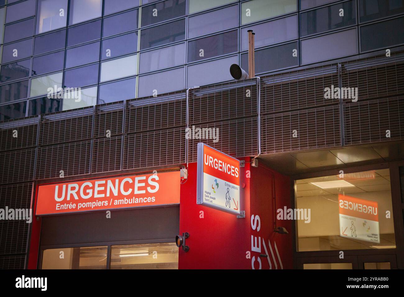 Lione (Francia centro-orientale): Pronto soccorso dell'ospedale Saint Joseph Saint Luc. Cartelli illuminati per il “ingresso riservato ai vigili del fuoco e Foto Stock