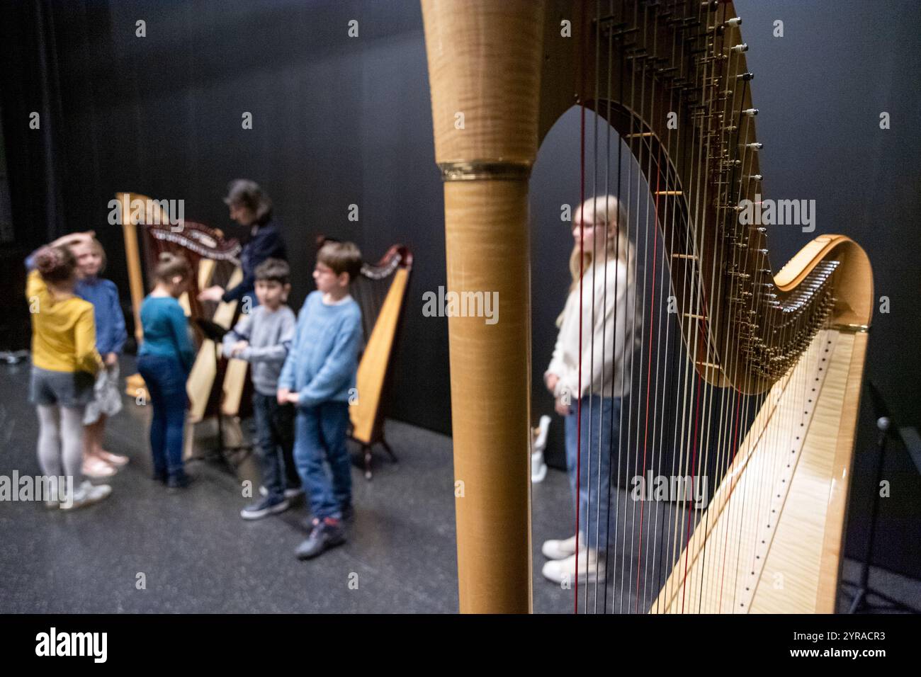 Alla scuola di musica. Lezione di arpa con bambini *** didascalia locale *** Foto Stock
