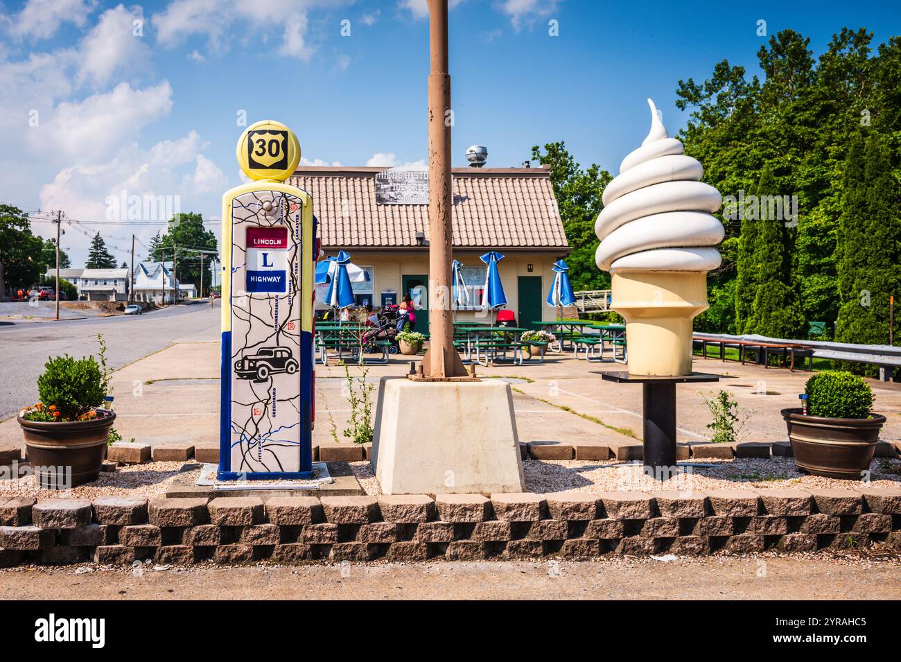 Lo storico negozio di gelati Texas Lunch Ice Cream Shop presenta un'antica pompa di gas e un cartello sulla Lincoln Highway, la prima strada transcontinentale d'America. Foto Stock