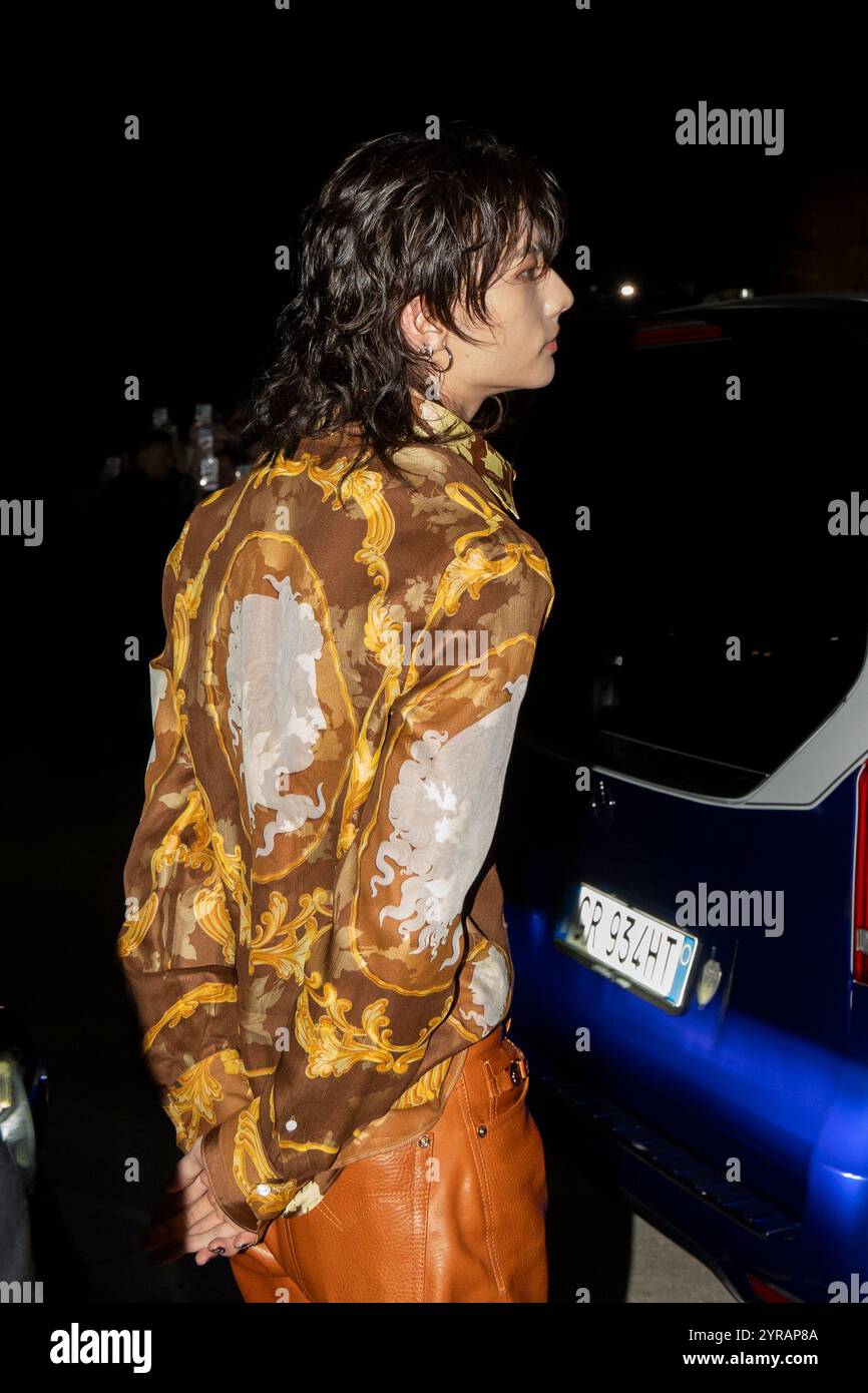 K-Pop Idol Hwang Hyunjin di Stray Kids partecipa alla sfilata Primavera/Estate di Versace 2025 alla Milano Fashion Week il 2024 settembre 09/2024 Foto Stock