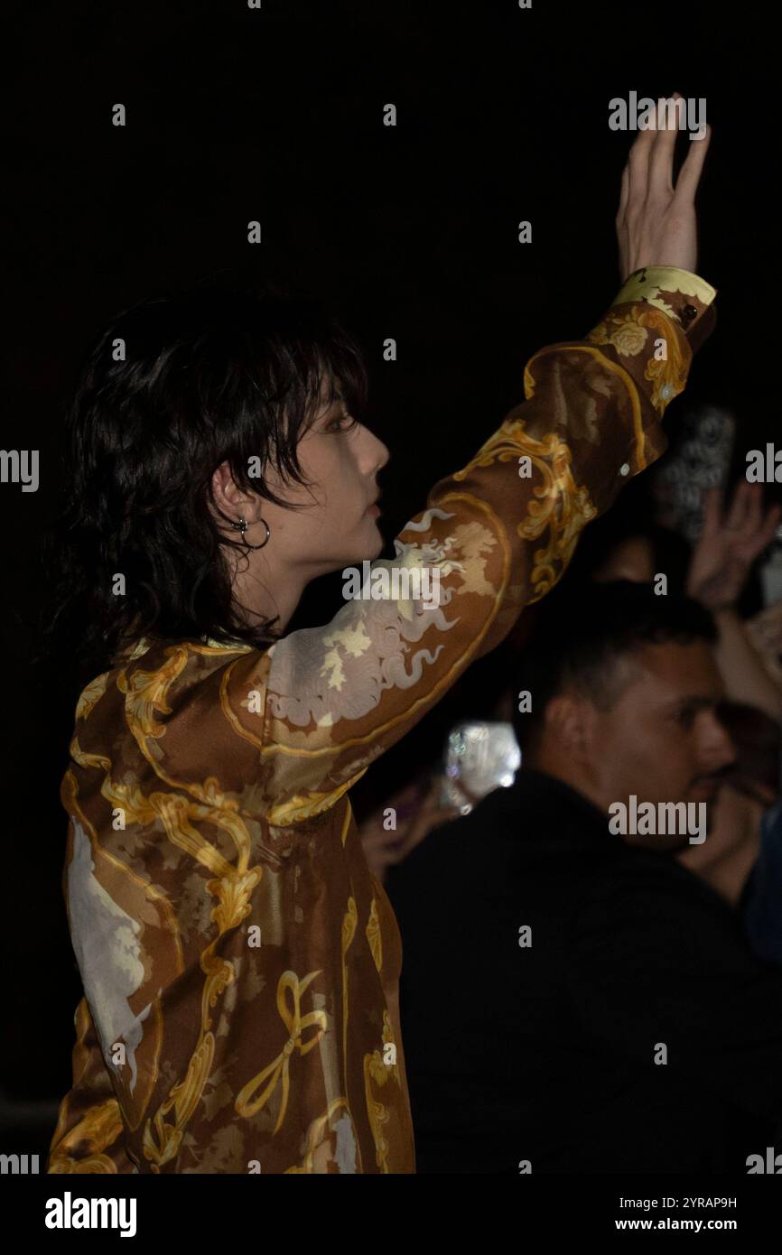 K-Pop Idol Hwang Hyunjin di Stray Kids partecipa alla sfilata Primavera/Estate di Versace 2025 alla Milano Fashion Week il 2024 settembre 09/2024 Foto Stock