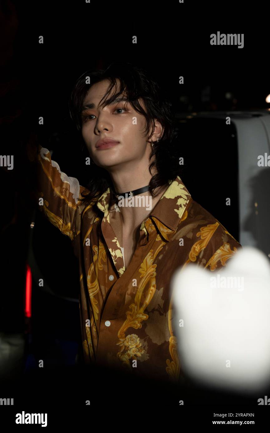 K-Pop Idol Hwang Hyunjin di Stray Kids partecipa alla sfilata Primavera/Estate di Versace 2025 alla Milano Fashion Week il 2024 settembre 09/2024 Foto Stock