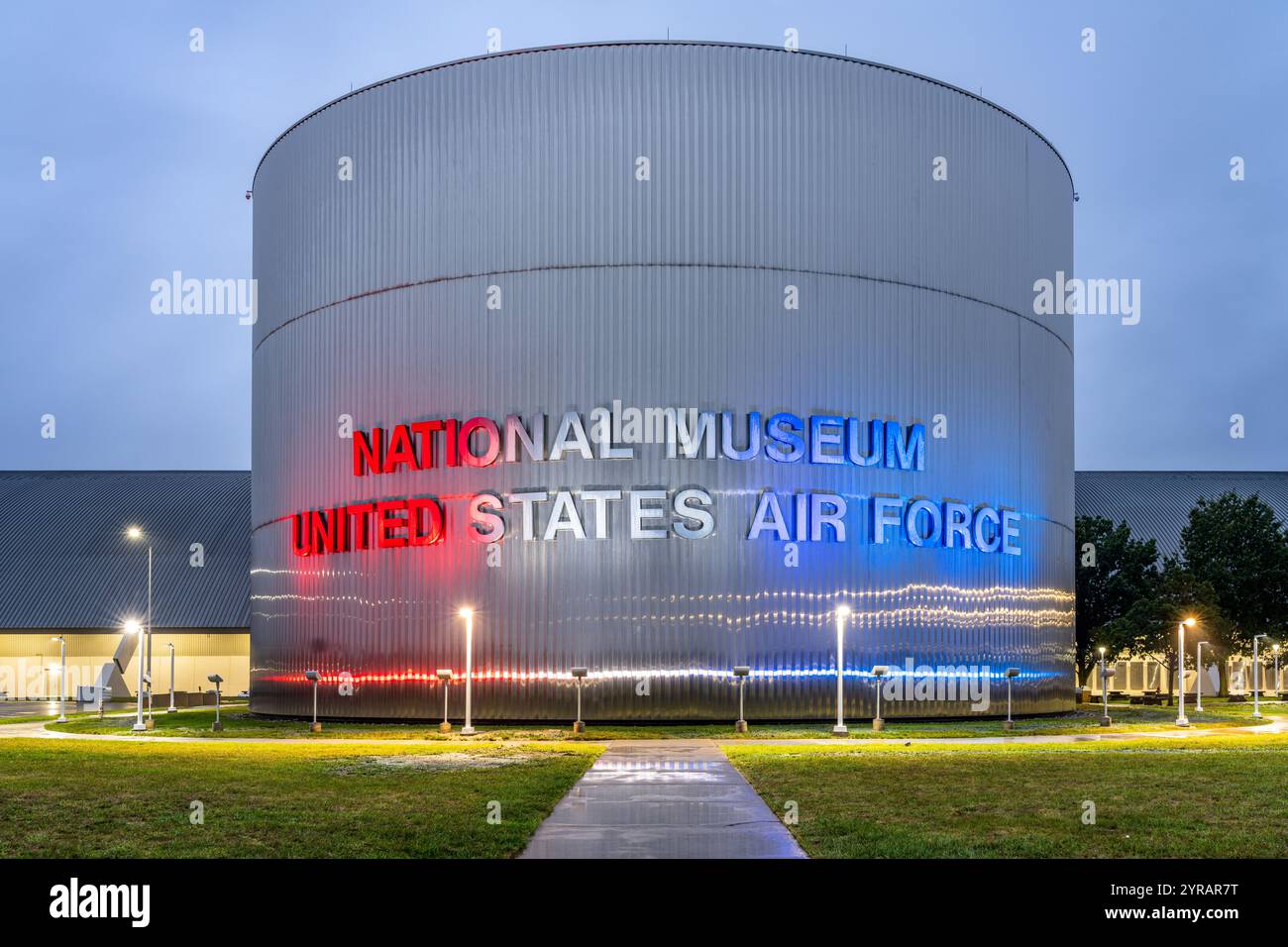 DAYTON, OHIO - 29 SETTEMBRE 2024: Il National Museum of the United States Air Force at Blue Hour. È considerata la più antica e più grande a militare Foto Stock