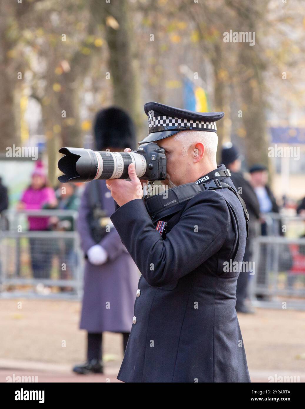 Londra, Regno Unito. 3 dicembre 2024. Ufficiale di polizia che scatta foto durante la visita di stato per celebrare e rafforzare i legami tra Regno Unito e Qatar economicamente e strategicamente credito: Richard Lincoln/Alamy Live News Credit: Richard Lincoln/Alamy Live News Foto Stock